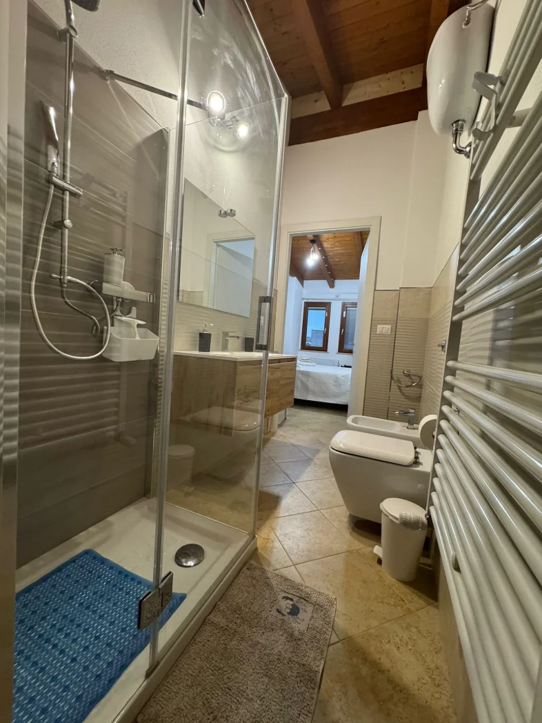Secondo bagno con rivestimenti in pietra naturale