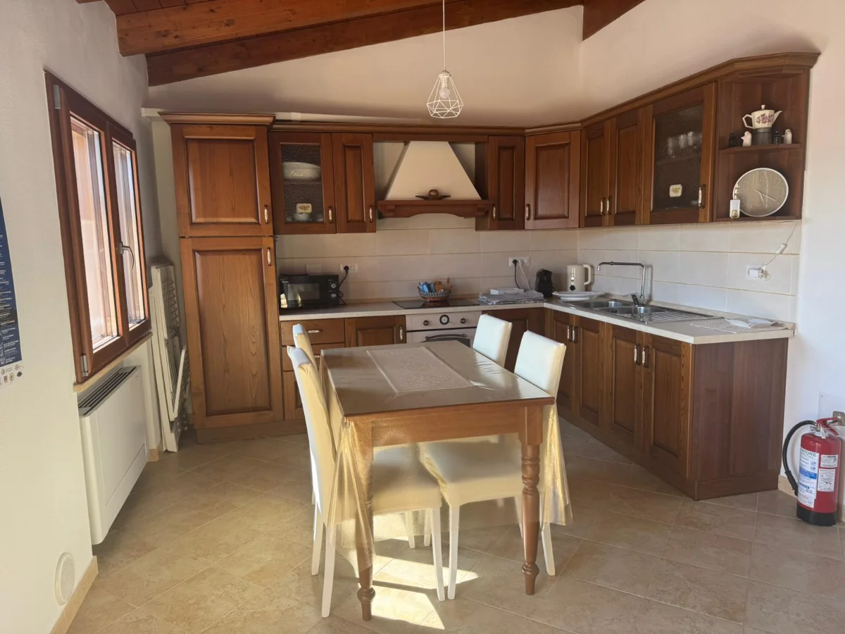 Dettaglio della cucina con utensili e spazio di lavoro