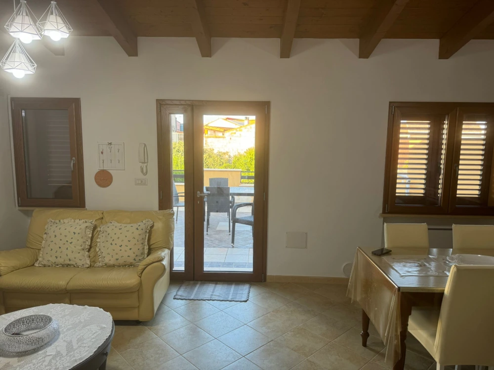 Costa Gentile — Facciata della casa vacanza immersa nel verde a Cabras, Sardegna