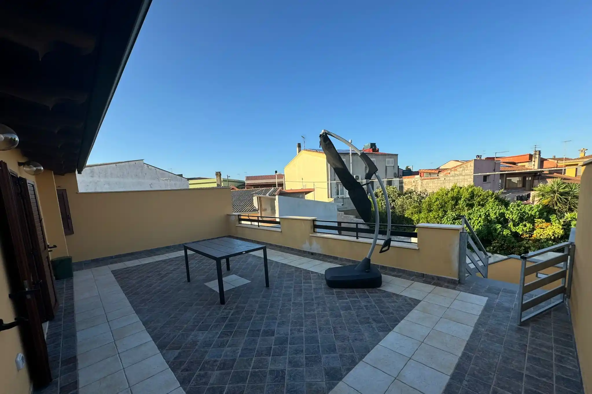 Terrazza panoramica con tavolo e sedie per le serate estive